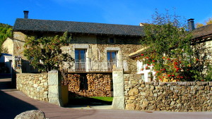 Façade sud du Gîte Navarre à Dorres