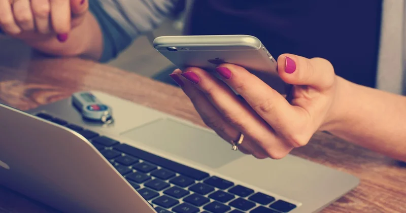 Protéger son téléphone : le talon d'Achille des voyageuses